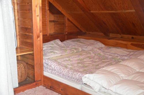 מיטה או מיטות בחדר ב-Chata U Serifa