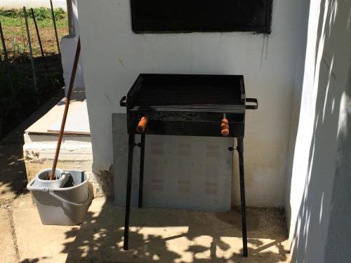 Barbacoa disponible para clientes en el hostal o pensión