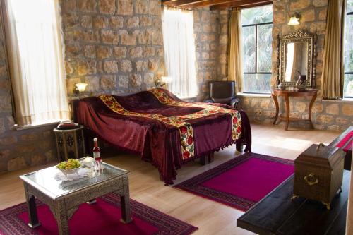 um quarto com uma cama e uma mesa em Beit Shalom Historical boutique Hotel em Metula