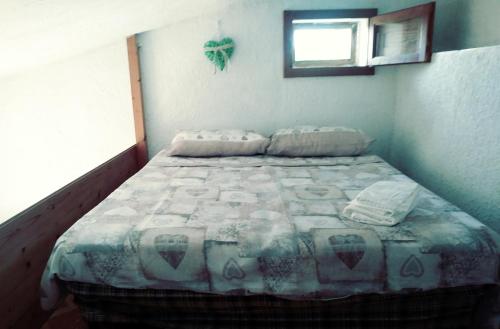 een slaapkamer met een bed met een dekbed erop bij Cá da Marta Q4526 in Carloforte