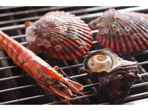 a group of different types of food on a grill at Tabinoyado Ushionoakari Geiboso in Shima