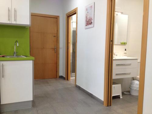 un bagno con lavandino e WC di Chitamar ad Arona