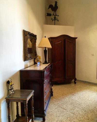 a room with a dresser and a lamp and a mirror at Scalea Historic Center Apartments in Scalea