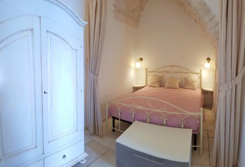 a bedroom with a bed in a room at Appartamento Bellini in Martina Franca