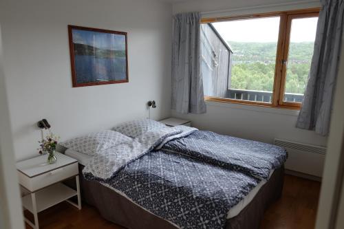 1 dormitorio con cama y ventana en Fjelltun Fritidsleiligheter, leilighet 407 en Geilo