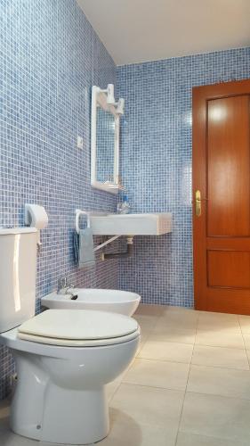 Et badeværelse på Apartamentos Coralba - Dúplex Bahía de Cádiz