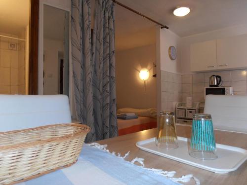 une cuisine et un salon avec une table et une cuisine dans l'établissement Studio apartment Lucija, à Privlaka