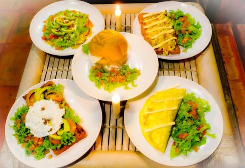 eine Gruppe von Lebensmittelplatten auf einem Tisch in der Unterkunft Bali Ubud Harmony in Ubud