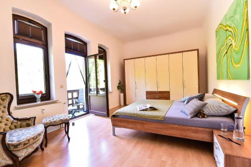 una camera da letto con un letto grande in una stanza con finestre di Beletage (Villa) a Eisenach