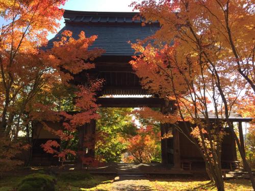 a japanese garden in the fall with trees at Nabekura Kougen Mori-No-Ie in Iiyama