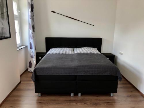 1 dormitorio con 1 cama negra en una habitación en Riesling House Laa, en Laa an der Thaya