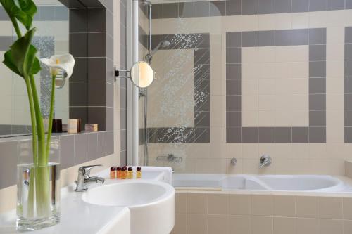 W łazience znajduje się umywalka, prysznic i wanna. w obiekcie Hotel Torino w Rzymie
