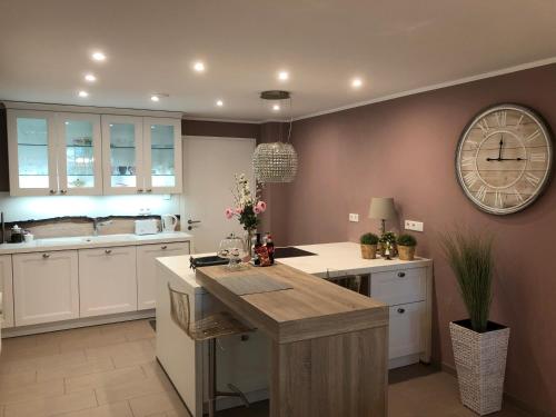 A cozinha ou kitchenette de Luxury Apartment Heidelberg