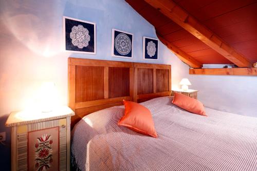 een slaapkamer met een bed met oranje kussens bij Kamene Priče rooms, music and food in Bale