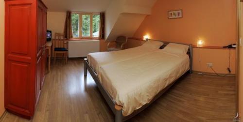 Кровать или кровати в номере Hotel Aux Massotais