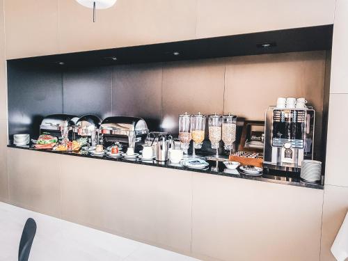 Příslušenství pro přípravu čaje a kávy v ubytování Aparthotel Joel