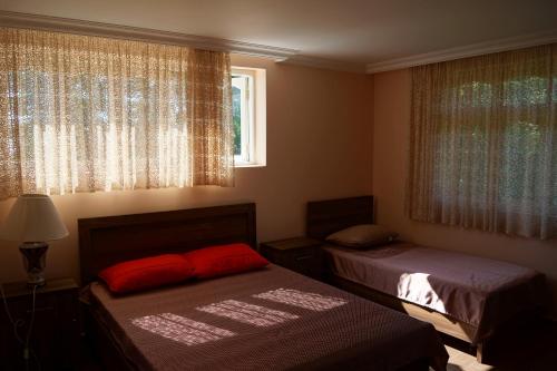 una camera con due letti e due finestre di AnaMaria a Batumi