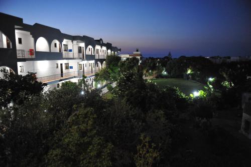widok na budynek z polem golfowym w nocy w obiekcie Maritime w mieście Kremasti