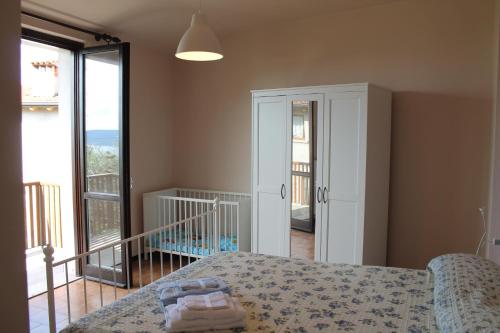 a room with a bed and a door to a balcony at Casa Andreina in Toscolano Maderno
