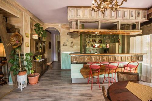 una cucina con bar, tavolo e sedie di Šumski Dvori Apartment a Ogulin