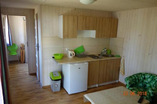Domki-Apartamenty HALSにあるキッチンまたは簡易キッチン