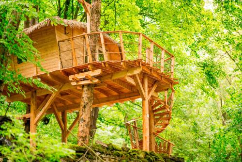 una casa de madera colgando de un árbol en Treehouse pod Jestedem en Světlá pod Ještědem