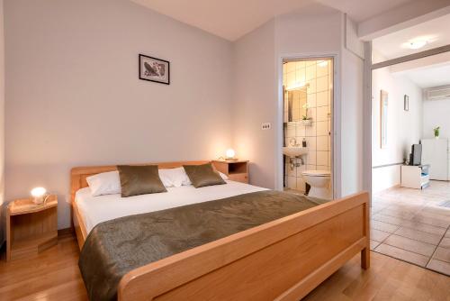 Ένα ή περισσότερα κρεβάτια σε δωμάτιο στο Apartmani Dolac