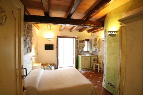 1 Schlafzimmer mit einem großen Bett und einer Küche in der Unterkunft Romeo e Giulietta Scilla in Scilla