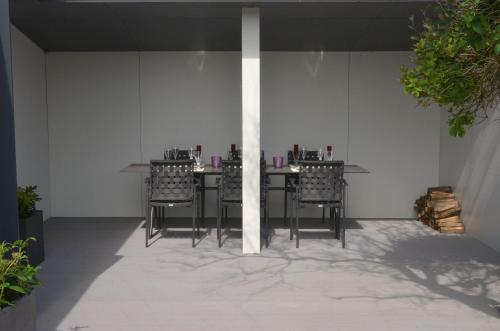 una sala da pranzo con tavolo e sedie di Haus Sathurn a Helgoland