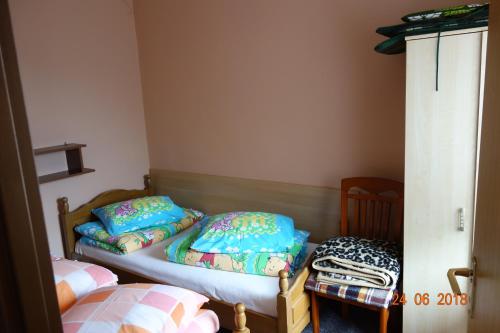 ブワディスワボボにあるDomki-Apartamenty HALSのツインベッド2台とテーブルが備わる客室です。
