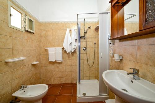 y baño con lavabo y ducha. en L'Antico Carrettiere, en Peschici