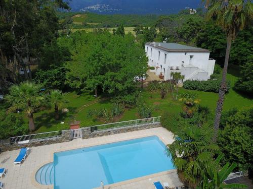 Výhled na bazén z ubytování Résidence Valledoro nebo okolí