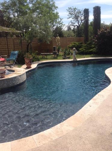 - une piscine avec une fontaine dans la cour dans l'établissement le lutin sur le toit, à Mazan