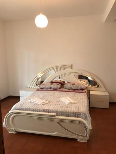 ein Krankenhausbett in einem Zimmer mit großem Spiegel in der Unterkunft Appartamento Gio in Lamezia Terme