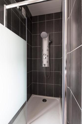 La salle de bains est pourvue d'une baignoire et d'une douche. dans l'établissement Zen et design, proche Cité Corsaire, à Saint-Malo