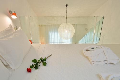 Кровать или кровати в номере Perantzada Hotel 1811