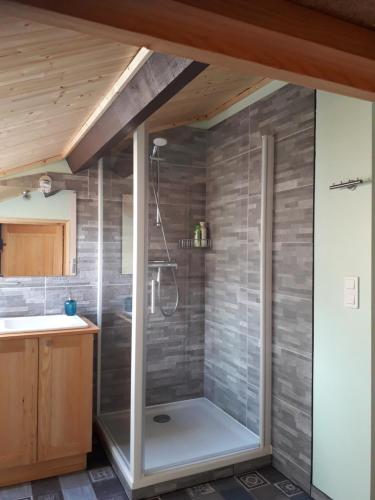 Ένα μπάνιο στο L'Enclos B&B