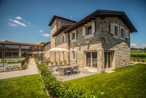 Gallery image of Relais Madergnago Gardapartments in Desenzano del Garda