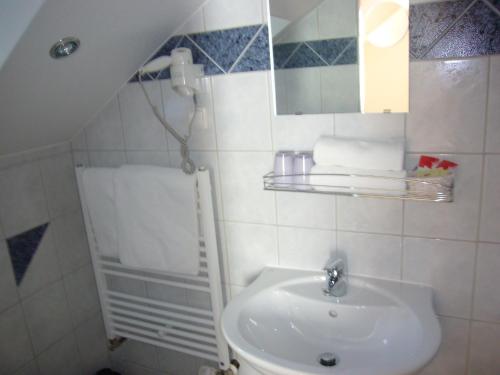 Ett badrum på Hotel Deutsches Haus