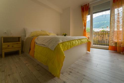 Una cama o camas en una habitación de Aparthotel Pr' Jakapč'