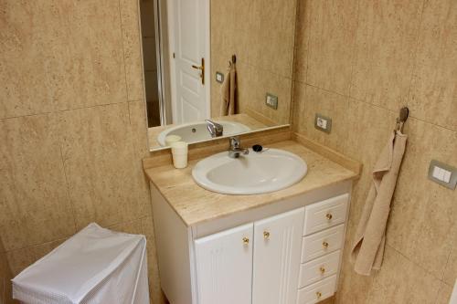 y baño con lavabo y espejo. en Beautiful Ocean View Apartment, en Porís de Abona
