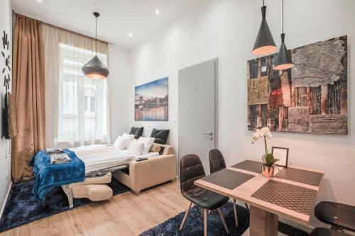 Budapest Broadway Apartment tesisinde bir oturma alanı