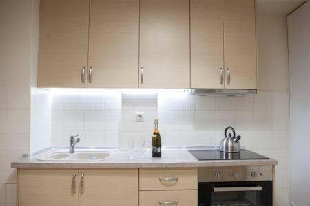 Dapur atau dapur kecil di Modern Central Apartment