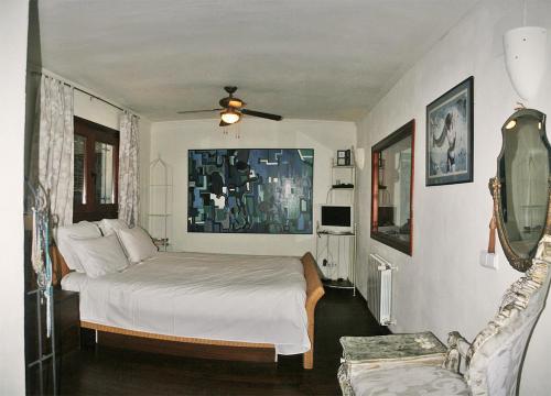 een slaapkamer met een bed en een plafondventilator bij Casa Louise in Jávea