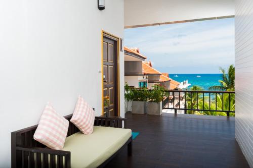 a room with a balcony with a view of the ocean at Simple Life Cliff View Resort in Koh Tao