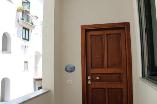 サレルノにあるArcadia 55の白い建物の茶色の扉