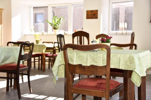 ein Esszimmer mit einem Tisch und Stühlen in der Unterkunft Pension LPG-Hof in Großpösna