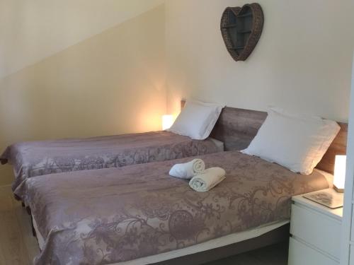 Saint-Fort-sur-GirondeにあるLe Bananierのベッドルーム1室(ベッド2台、タオル付)