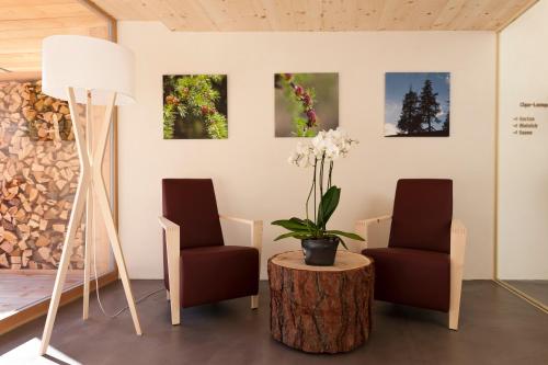 Coin salon dans l'établissement Relais & Châteaux IN LAIN Hotel Cadonau