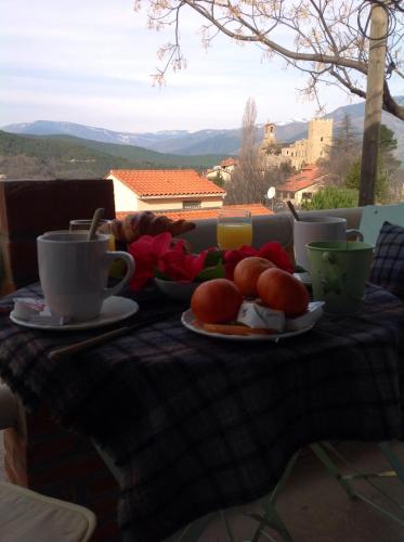 une table avec des tasses et des assiettes de nourriture dans l'établissement SARL l'Alzina, à Vernet-les-Bains